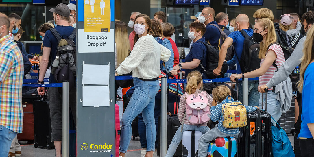 Familie, PCR, Test, PCR-Test, QR-Code, bereithalten, Condor, Koffer, Gepaeck, Reisegepaeck, Gepaeckaufgabe, Ferien, Ferienstart, Ferienbeginn, Sommerferien, Sommerferienstart, Checkin, Check in, stehen, Reise, reisen, Urlaubsreise, Flugreise, Flugreisen, f