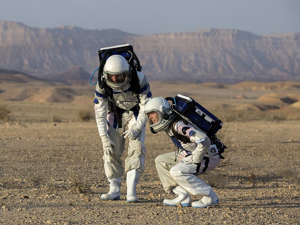 Astronaut Alon Shakar (Links) und die Cello-Spielerin Jackie Fay aus Isreal testen in der Negev-Wüste das Mars-Leben.