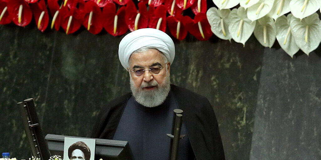 HANDOUT - Hassan Ruhani, Präsident des Iran, spricht während der Einweihung des neuen Parlaments. Der Iran hat sein neu gewähltes Parlament einberufen, das von konservativen Gesetzgebern dominiert wird und aufgrund der Corona-Pandemie strenge Präventionsvorschriften zu beachten hat. Foto: ---/Iranian Presidency/dpa - ATTENTION: editorial use only and only if the credit mentioned above is referenced in full