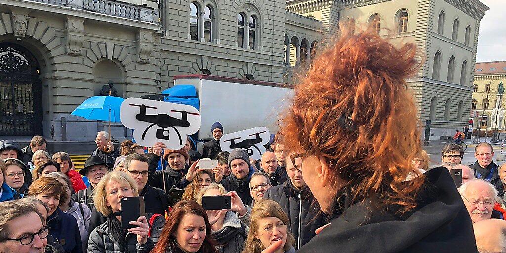 Autorin Sibylle Berg (im Vordergrund) bei der Lancierung des Referendums gegen das Gesetz zur Überwachung von Sozialversicherten.