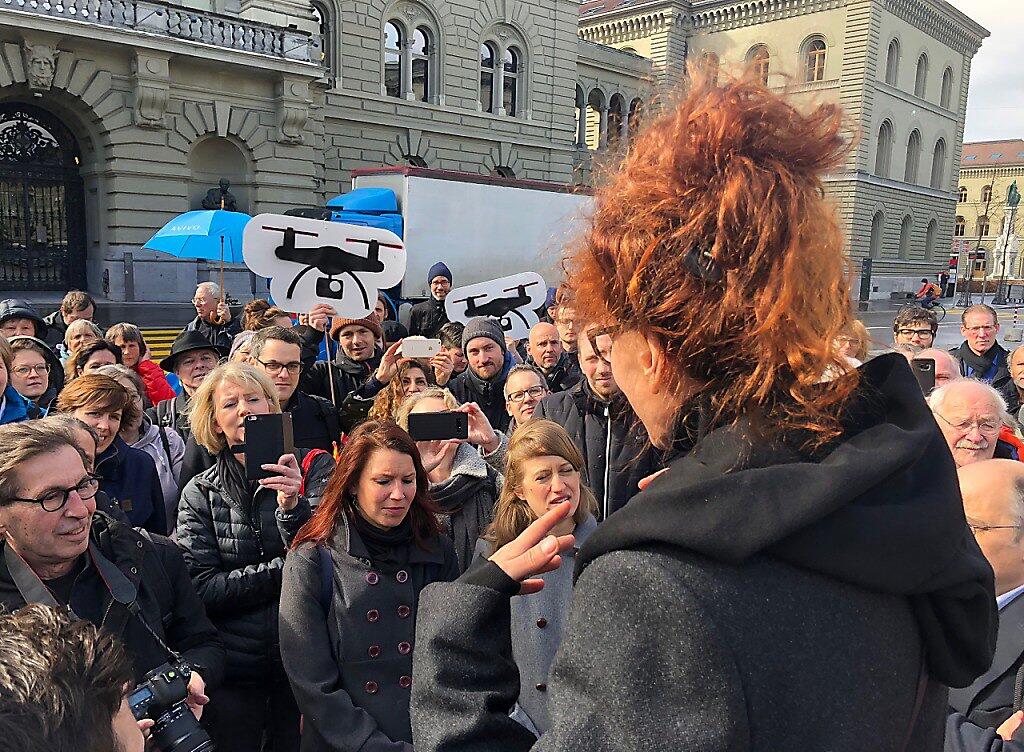 Autorin Sibylle Berg (im Vordergrund) bei der Lancierung des Referendums gegen das Gesetz zur Überwachung von Sozialversicherten. Autorin Sibylle Berg (im Vordergrund) bei der Lancierung des Referendums gegen das Gesetz zur Überwachung von Sozialversicherten.