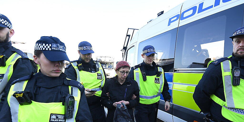 Britische Polizisten verhaften in London im November 2018 eine Umweltaktivistin. (Archivbild) Britische Polizisten verhaften in London im November 2018 eine Umweltaktivistin. (Archivbild)