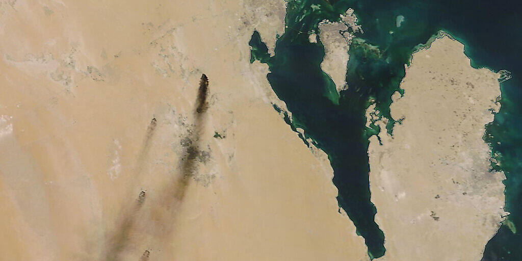 Das Satellitenbild der Nasa zeigt Brände nach einem Drohnenangriff auf zwei wichtige Ölanlagen im Osten Saudi-Arabiens. Die jemenitischen Huthi-Rebellen bekannten sich zu dem Angriff. Die Halbinsel rechts im Bild ist Katar, bei der Insel handelt es sich um Bahrain.