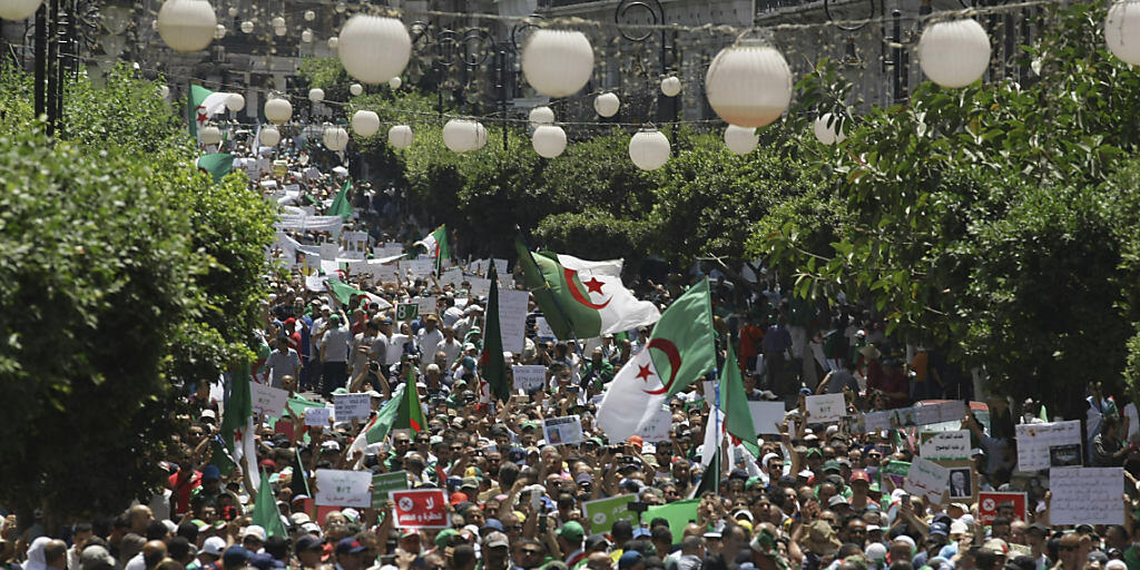 Tausende gehen in Algier gegen die Übergangsregierung auf die Strasse, weil deren Amtszeit abgelaufen ist.