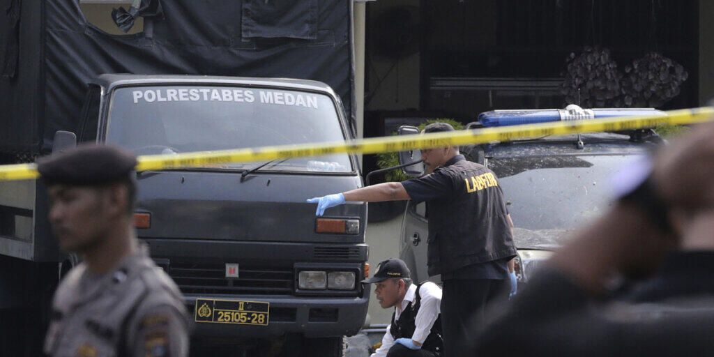 Auf der indonesischen Insel Sumatra hat sich am Mittwoch ein Selbstmordattentäter in die Luft gesprengt und sechs weitere Menschen verletzt. Der Angreifer verübte den Anschlag in der Stadt Medan vor einer Polizeiwache während des Morgenappells, wie die Polizei mitteilte.
