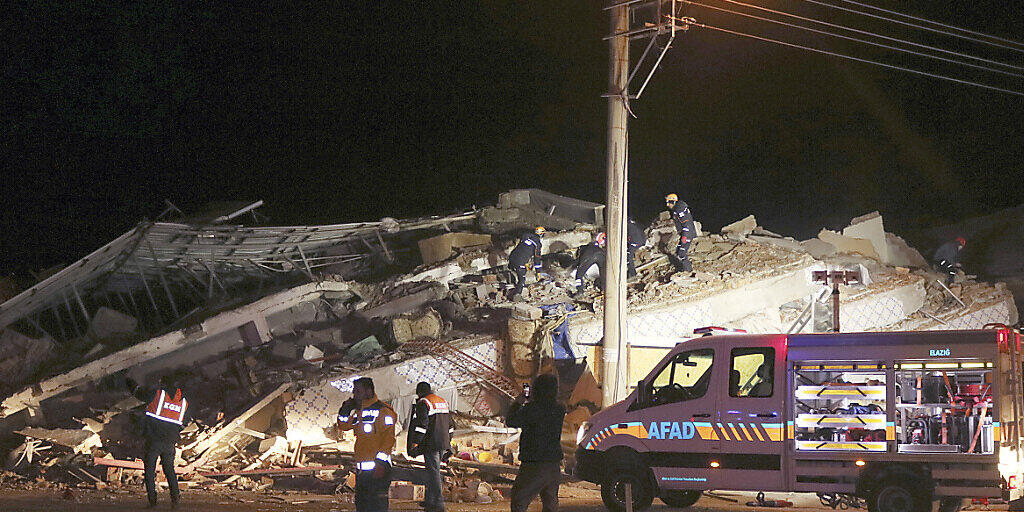 Ein starkes Erdbeben hat die osttürkische Provinz Elazig und die benachbarten Regionen erschüttert.
