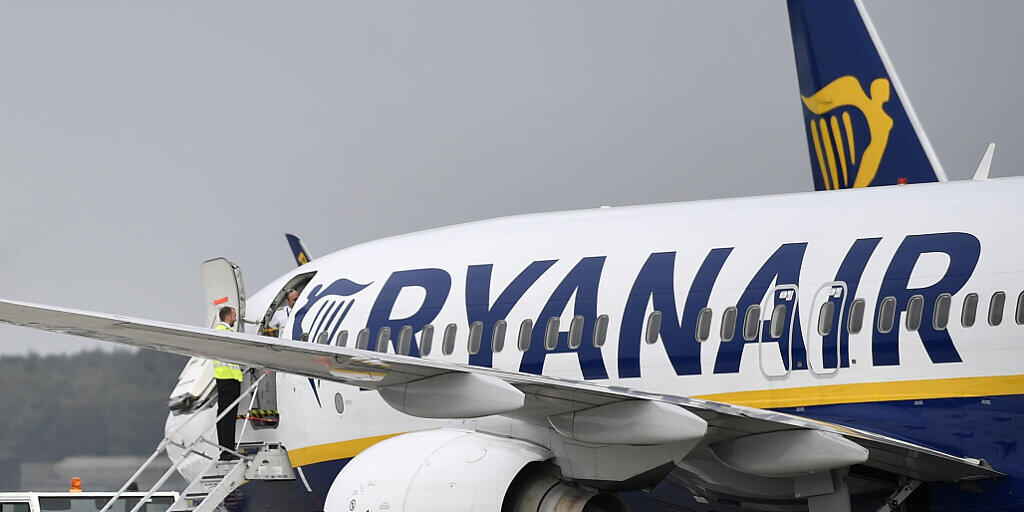 Der Billigflieger Ryanair muss in Spanien einer Passagierin die für das Handgepäck erhobenen Gebühren in Höhe von 20 Euro zurückerstatten. Die Zusatzgebühren seien ungerechtfertigt, befand ein Gericht. (Archiv)
