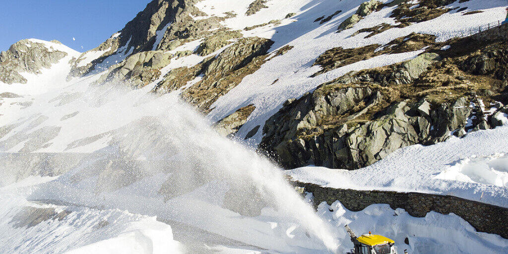 Im hohen Bogen fliegt der Schnee. Im hohen Bogen fliegt der Schnee.