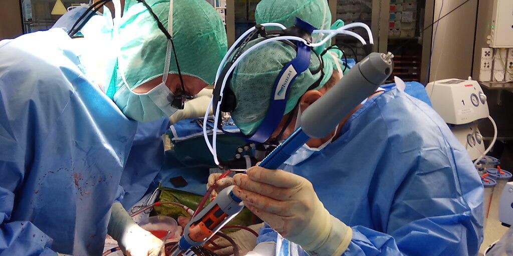 In einer weltweit erstmals notfallmässig durchgeführten Operation an einem Kind ersetzten Ärzte des Zürcher Unispitals rund 40 Zentimeter der Aorta durch eine Prothese. In einer weltweit erstmals notfallmässig durchgeführten Operation an einem Kind ersetzten Ärzte des Zürcher Unispitals rund 40 Zentimeter der Aorta durch eine Prothese.