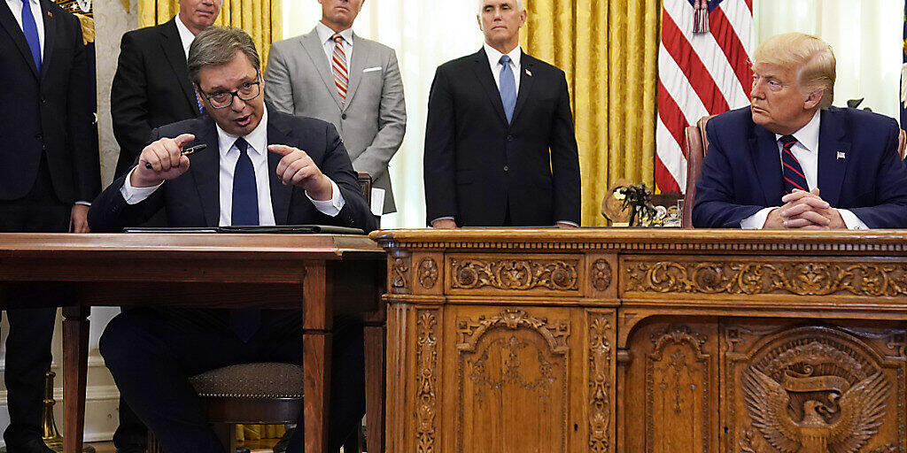 Der serbische Präsident Aleksandar Vucic (l) äußert sich im Oval Office, US-Präsident US-Präsident Donald Trump hört zu. Foto: Evan Vucci/AP/dpa