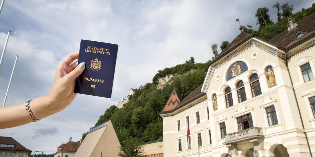 Derzeit kann eine Person, die sich in Liechtenstein einbürgern lässt, nur den Liechtensteiner Pass besitzen – das könnte sich bald ändern.