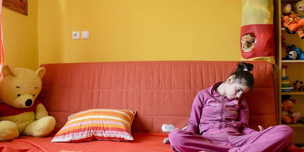 Ein autistisches Mädchen. Wie vielen Betroffenen mangelt es ihm an der Fähigkeit, sich andern gegenüber zu öffnen. An der Uni Basel wurde nun eine Therapie entwickelt, die den unterbrochenen Signalweg des "Kuschelhormons" Oxitocyn im Hirn repariert und das Sozialverhalten normalisiert. (Archivbild)