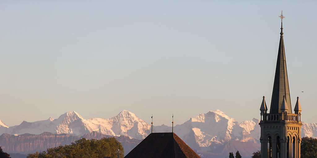 Kirche und Staat rücken im Kanton Bern etwas weiter auseinander und entflechten ihr traditionell enge Verhältnis. Kirche und Staat rücken im Kanton Bern etwas weiter auseinander und entflechten ihr traditionell enge Verhältnis.
