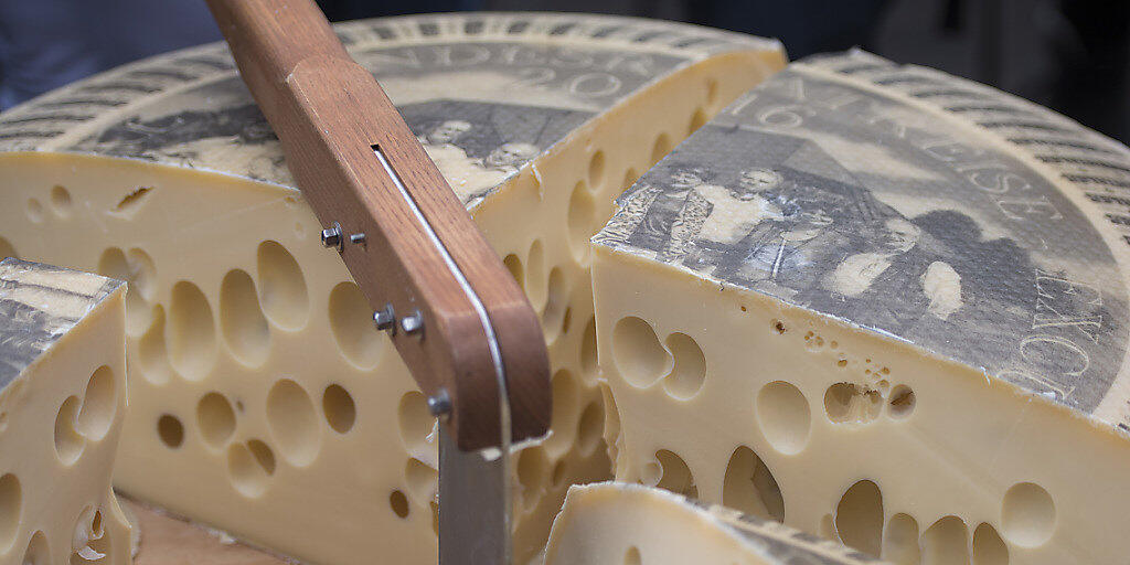 Nicht nur in der Schweiz, auch im Ausland findet der Emmentaler-Käse Anklang (Archivbild).