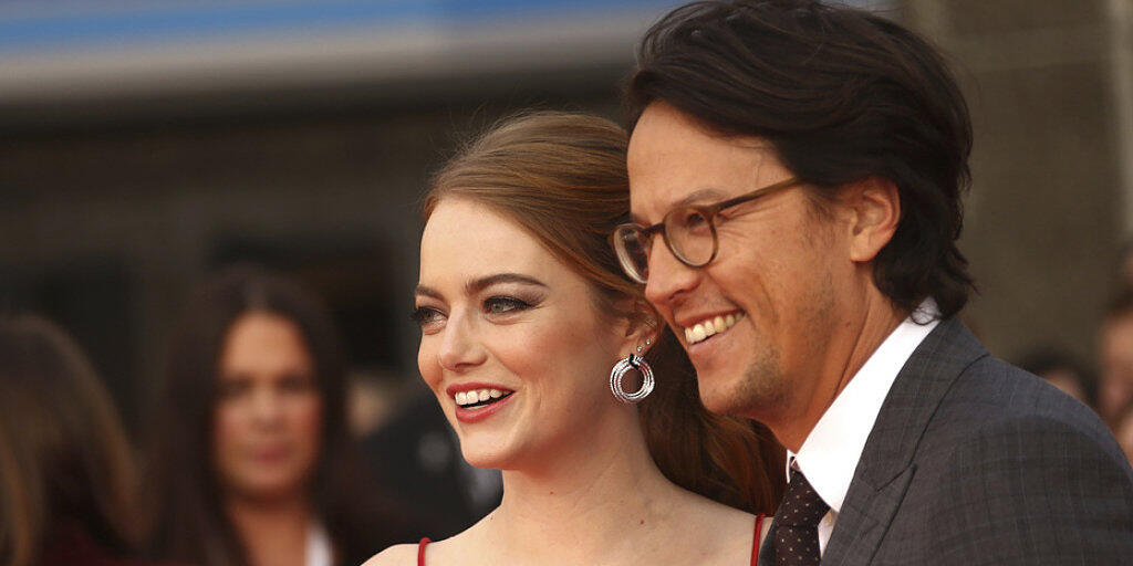 Der neue Bond-Regisseur heisst Cary Joji Fukunaga: Der Amerikaner - hier mit Schauspielerin Emma Stone an der Premiere der Netflix-Serie "Maniac" vom 13. September - übernimmt den Job von Oscar-Preisträger Danny Boyles.