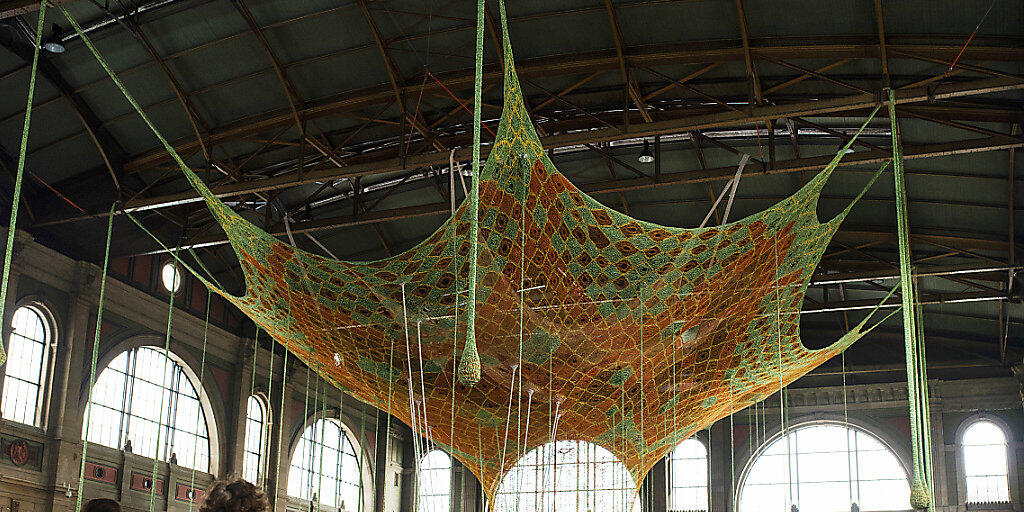 Soll die Pendler entschleunigen: Der "GaiaMotherTree" des brasilianischen Künstlers Ernesto Neto.