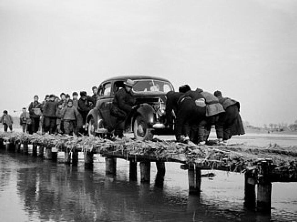 Das Bild "Auf dem Weg zum Konfuziustempel in Qufu" (um 1938) von Walter Bosshard ist in der Fotostiftung Schweiz zu sehen. Die Ausstellung "Walter Bosshard / Robert Capa. Wettlauf um China" dauert vom 22. September 2018 bis 10. Februar 2019.