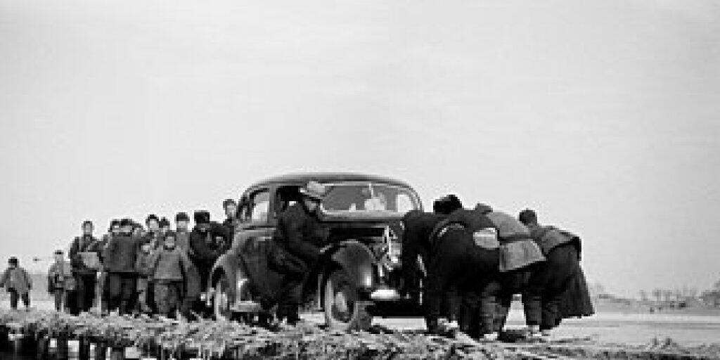 Das Bild "Auf dem Weg zum Konfuziustempel in Qufu" (um 1938) von Walter Bosshard ist in der Fotostiftung Schweiz zu sehen. Die Ausstellung "Walter Bosshard / Robert Capa. Wettlauf um China" dauert vom 22. September 2018 bis 10. Februar 2019.