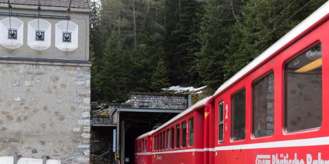 RhB-Komposition fährt in den Albulatunnel in Preda ein (Archiv)