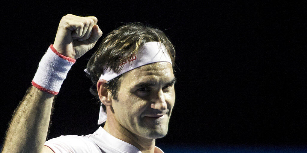 Roger Federer zeigt die Siegerfaust nach seiner Gala gegen Daniil Medwedew