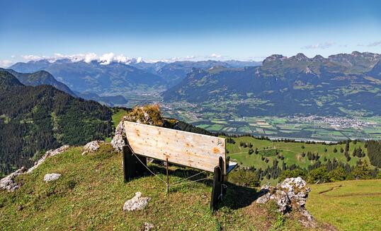 Sitzbank oberhalb Steg