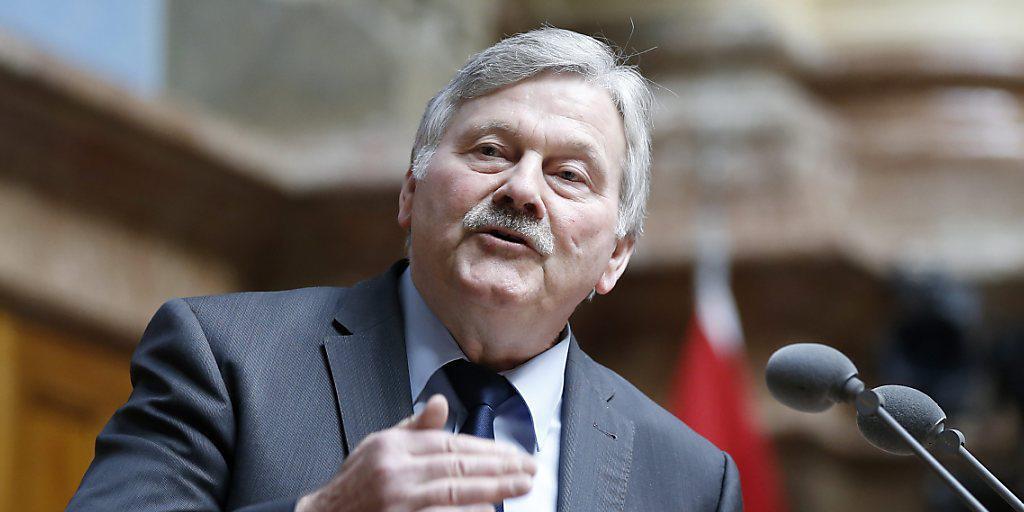 Der Zürcher SVP-Nationalrat Hans Fehr soll nach dem Willen der Parteileitung zu den Wahlen noch einmal antreten (Archiv) Der Zürcher SVP-Nationalrat Hans Fehr soll nach dem Willen der Parteileitung zu den Wahlen noch einmal antreten (Archiv)