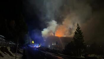 Derzeit l&auml;uft ein Grosseinsatz beim Heizwerk in Malbun. (Daniel Schwendener)