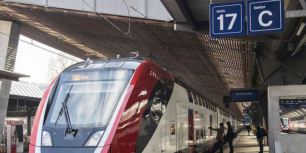 Der neue Fernverkehr-Doppelstockzug der SBB "FV-Dosto" muss mit mindestens einer Einstiegsrampe ausgerüstet sein, die nicht mehr als 15 Prozent Neigung aufweist, hat das Bundesverwaltungsgericht entschieden. Der neue Fernverkehr-Doppelstockzug der SBB "FV-Dosto" muss mit mindestens einer Einstiegsrampe ausgerüstet sein, die nicht mehr als 15 Prozent Neigung aufweist, hat das Bundesverwaltungsgericht entschieden.