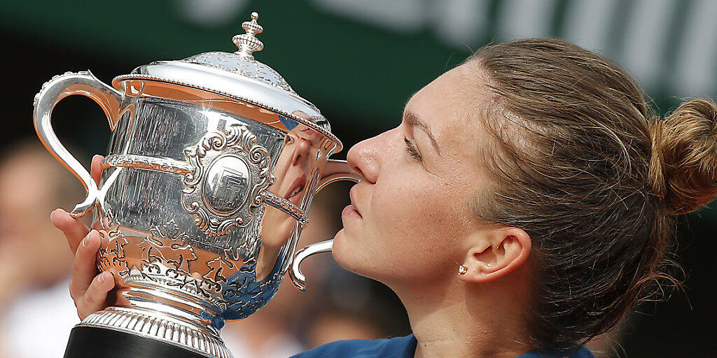 Die French-Open-Siegerin Simona Halep küsst den Pokal.