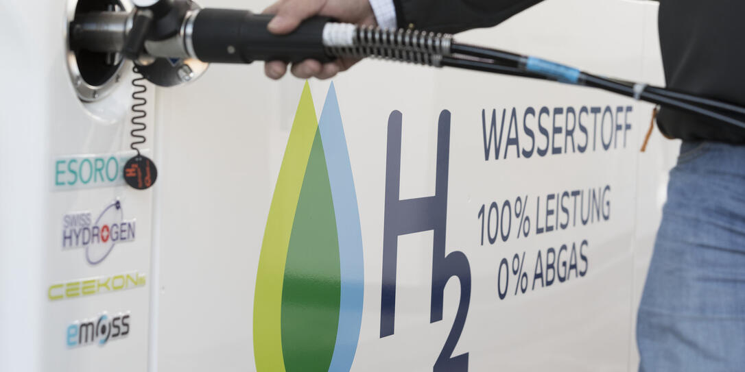 WASSERSTOFFTANKSTELLE, WASSERSTOFF-TANKSTELLE, WASSERSTOFF, H2, TANKSTELLE, COOP, BRENNSTOFFZELLEN-LKW, BRENNSTOFFZELLENFAHRZEUG, BRENNSTOFFZELLENAUTO, BRENNSTOFF, CO2-FREI, LKW, LASTKRAFTWAGEN, TANKEN, ZAPFSAEULE, WASSERSTOFF-ZAPFSAEULE, CLEAN TECHNOLOGY,