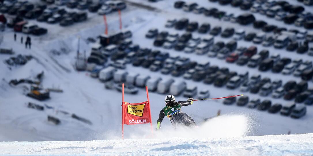 Der Steilhang auf dem Rettenbachgletscher ist im Weltcup legendär. Morgen eröffnen Tina Weirather und ihre Konkurrentinnen beim Saisonauftakt in Sölden die neue Skisaison. Bild: Keystone