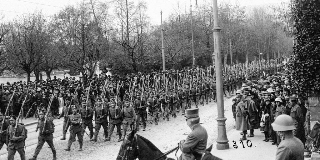 Vor 100 Jahren. am 12. November 1918, begann in der Schweiz der Landesstreik. Im Bild ein Defilee der Ordnungstruppen vor General Ulrich Wille und Oberstdivisionär Emil Sonderegger. Die Ordnungstruppen der Armee wurden gegen die eigene Bevölkerung eingesetzt. (Archivbild)