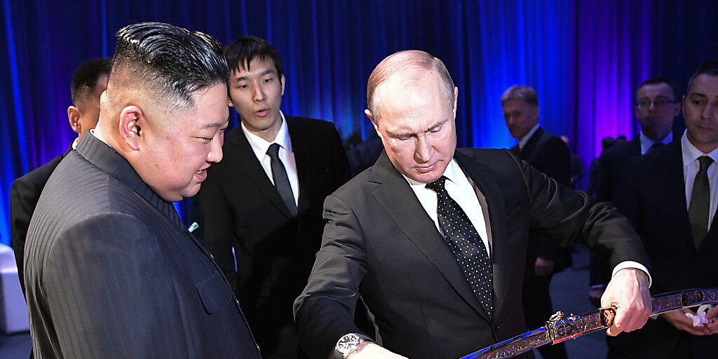 Russlands Präsident Wladimir Putin will den nordkoreanischen Machthaber Kim Jong Un "zu einem passenden Zeitpunkt" in Nordkorea besuchen.