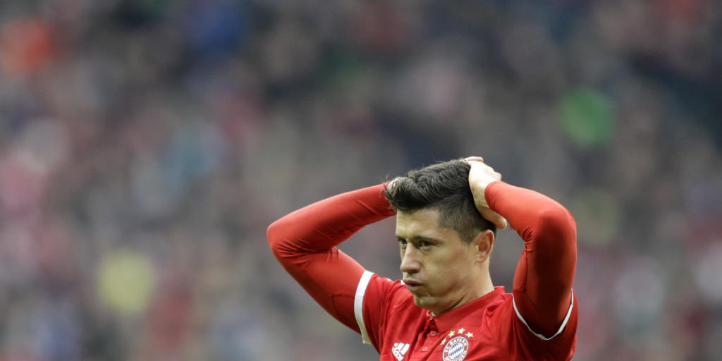 Bayern München kommt trotz Torschütze Lewandowski gegen Schalke nicht zum Sieg Bayern München kommt trotz Torschütze Lewandowski gegen Schalke nicht zum Sieg