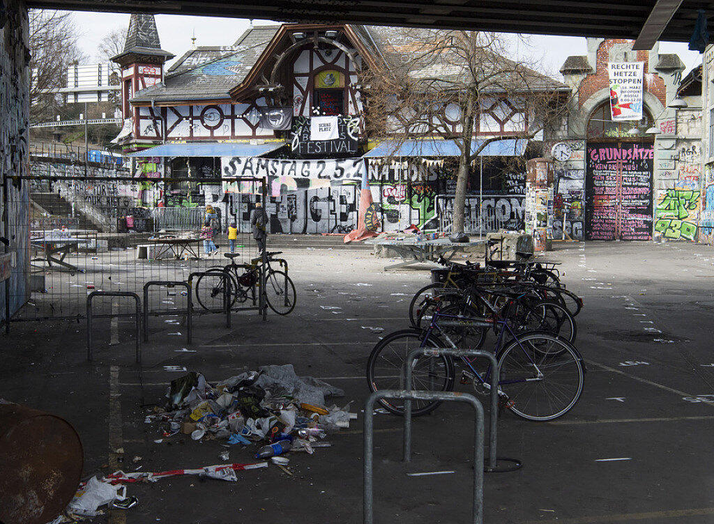 Das alternative Berner Kulturzentrum - manche nennen sie die "Streitschule". Für Kontroversen sorgt sie in der Bundesstadt jedenfalls immer wieder. (Archivbild) Das alternative Berner Kulturzentrum - manche nennen sie die "Streitschule". Für Kontroversen sorgt sie in der Bundesstadt jedenfalls immer wieder. (Archivbild)