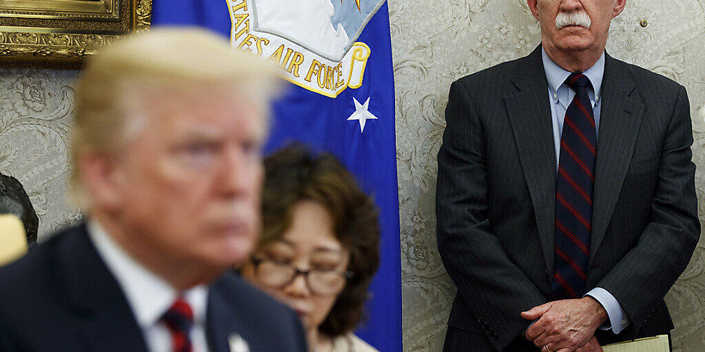 ARCHIV - John Bolton (r), US-Sicherheitsberater, steht neben Donald Trump, Präsident der USA, bei einem Treffen mit dem Präsidenten von Südkorea im Oval Office. Foto: Evan Vucci/AP/dpa