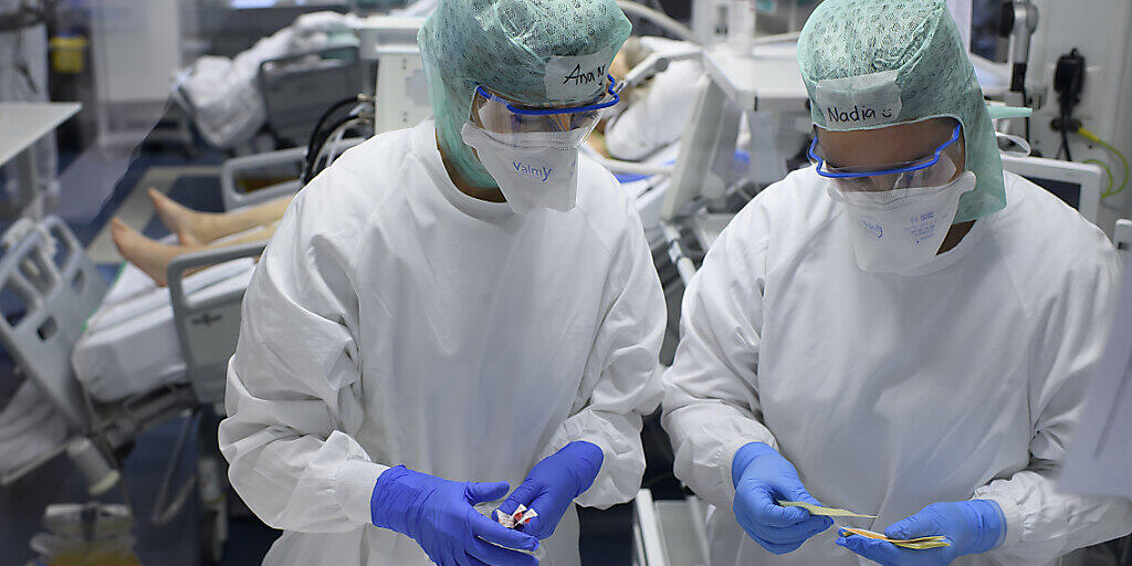 Drei Mitarbeitende des Kantonsspitals Schaffhausen haben sich bei einem Patienten mit dem Coronavirus angesteckt. (Symbolbild) Drei Mitarbeitende des Kantonsspitals Schaffhausen haben sich bei einem Patienten mit dem Coronavirus angesteckt. (Symbolbild)