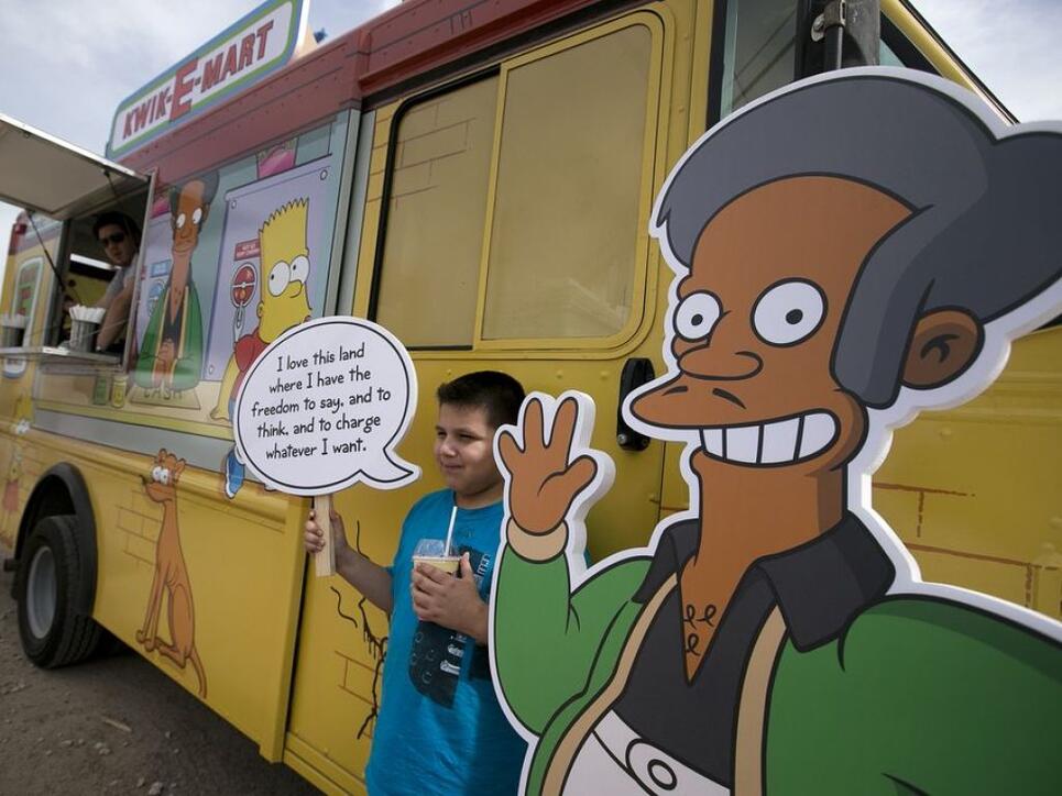 Apu (r) aus "The Simpsons" ist Inder und ein skrupelloser Geschäftemacher. Das sei ein rassistisches Stereotyp, wurde kritisiert. Die Macher der Serie konterten in der jüngsten Folge mit einem Dialog über "politisch inkorrektes Verhalten", dessen Fazit lautet: "wen kümmerts?" (Archivbild)