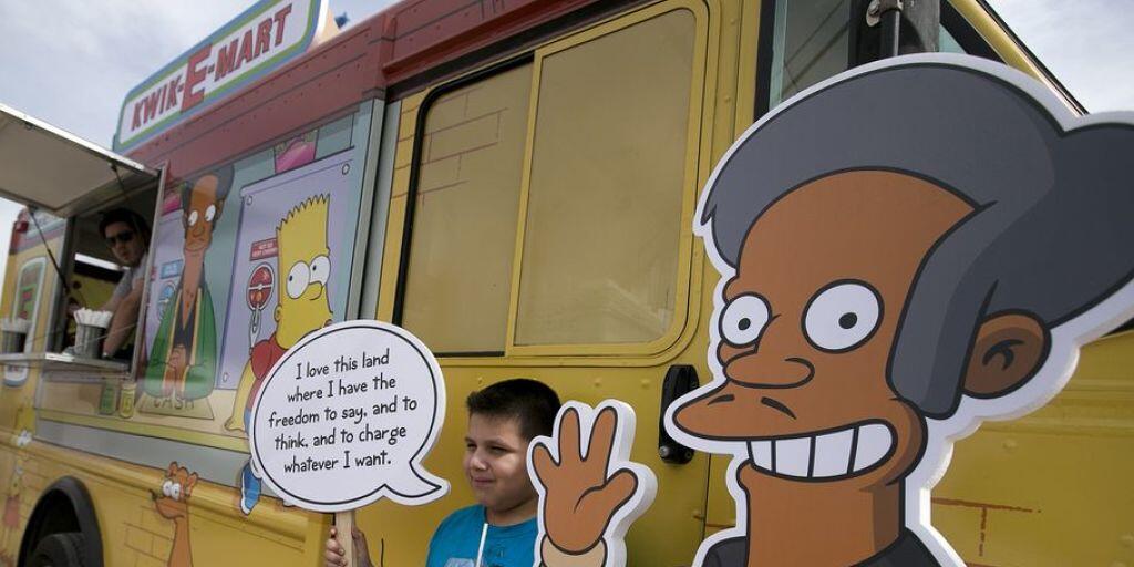Apu (r) aus "The Simpsons" ist Inder und ein skrupelloser Geschäftemacher. Das sei ein rassistisches Stereotyp, wurde kritisiert. Die Macher der Serie konterten in der jüngsten Folge mit einem Dialog über "politisch inkorrektes Verhalten", dessen Fazit lautet: "wen kümmerts?" (Archivbild)