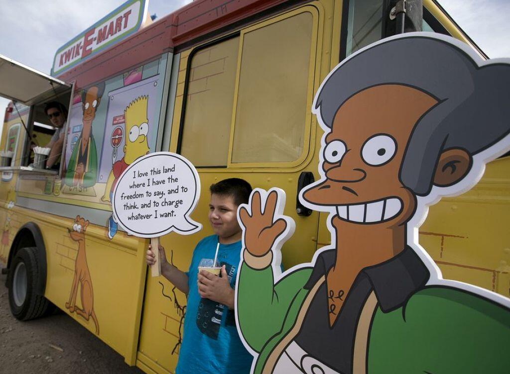 Apu (r) aus "The Simpsons" ist Inder und ein skrupelloser Geschäftemacher. Das sei ein rassistisches Stereotyp, wurde kritisiert. Die Macher der Serie konterten in der jüngsten Folge mit einem Dialog über "politisch inkorrektes Verhalten", dessen Fazit lautet: "wen kümmerts?" (Archivbild) Apu (r) aus "The Simpsons" ist Inder und ein skrupelloser Geschäftemacher. Das sei ein rassistisches Stereotyp, wurde kritisiert. Die Macher der Serie konterten in der jüngsten Folge mit einem Dialog über "politisch inkorrektes Verhalten", dessen Fazit lautet: "wen kümmerts?" (Archivbild)