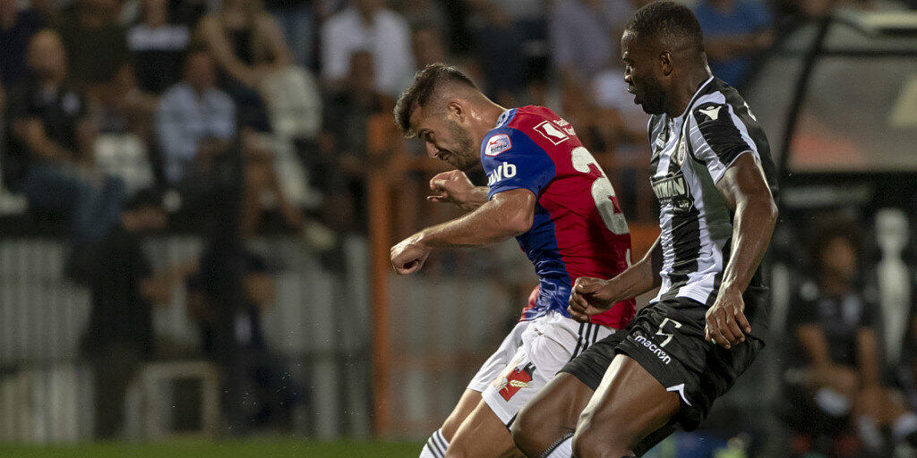 Schütze des wichtigen Auswärtstores: Basels Albian Ajeti (li.) setzt sich gegen Salonikis Vieirinha durch