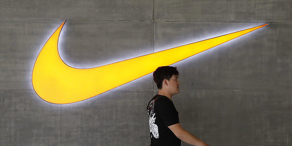 Der Nike-Konzern hat im abgelaufenen Geschäftsquartal zwar etwas mehr Umsatz verzeichnet - der Konzerngewinn ging dagegen markant zurück. (Archivbild)
