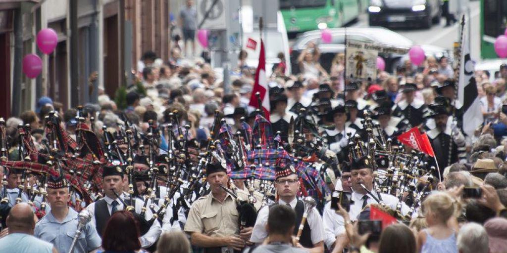 Über 50 Formationen marschieren bei der Tattoo Parade durch die Basler Innenstadt.