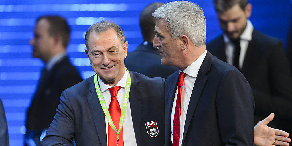 Gianni De Biasi (links) mit dem Schweizer Nationalcoach Vladimir Petkovic (Archivbild)