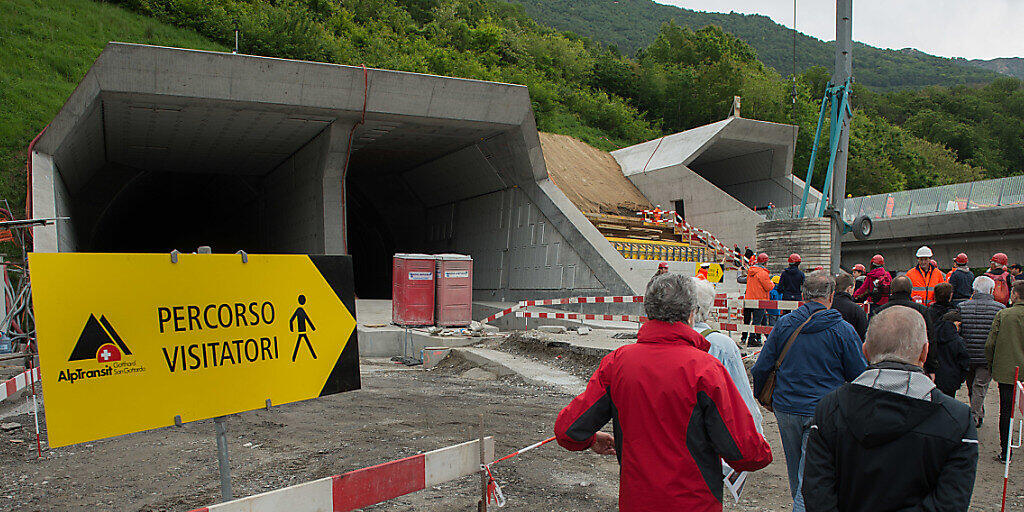 Besucher mit Schutzhelmen machen sich am Tunnelportal bereit für die Besichtigung im Ceneri Tunnel. (Archivbild) Besucher mit Schutzhelmen machen sich am Tunnelportal bereit für die Besichtigung im Ceneri Tunnel. (Archivbild)