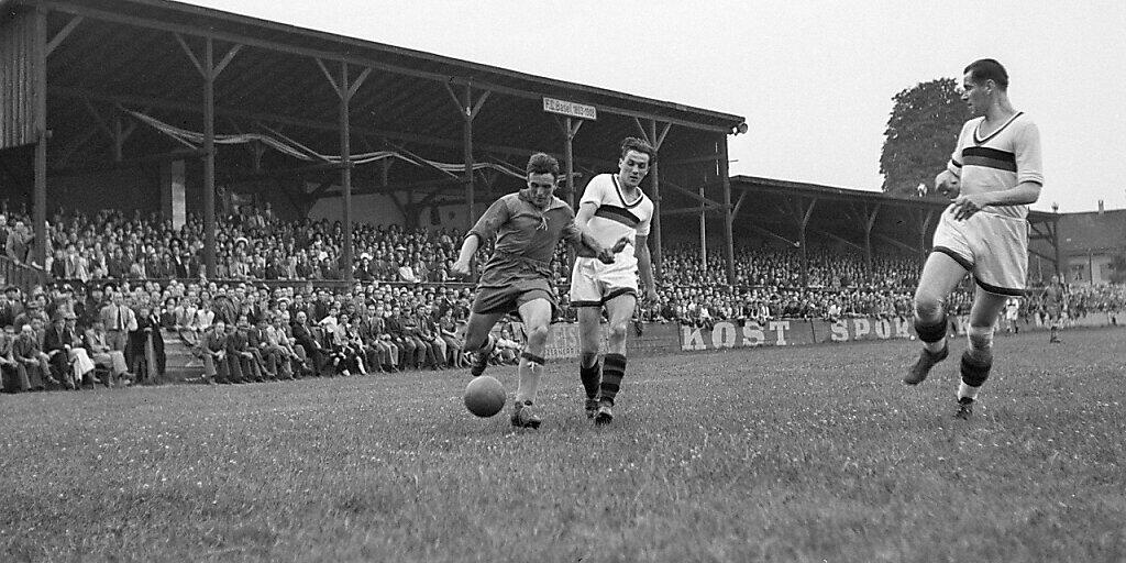 Vor ähnlicher Kulisse im Basler Stadion Landhof ging 1908 auch das erste Länderspiel zwischen der Schweiz und Deutschland über die Bühne (Archiv)