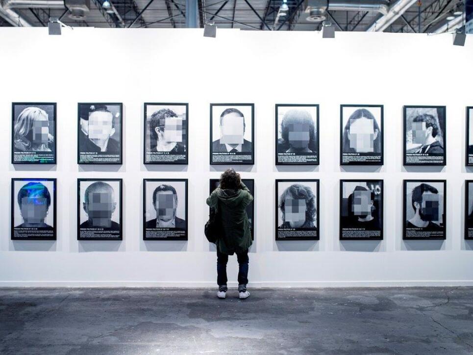 Das aus 24 verpixelten Porträts bestehende Werk "Presos politicos" (Politische Gefangene) von Santiago Sierra ist aus der Kunstmesse ARCO in Madrid verbannt worden. Künstler und Politiker protestieren gegen diese Zensur.