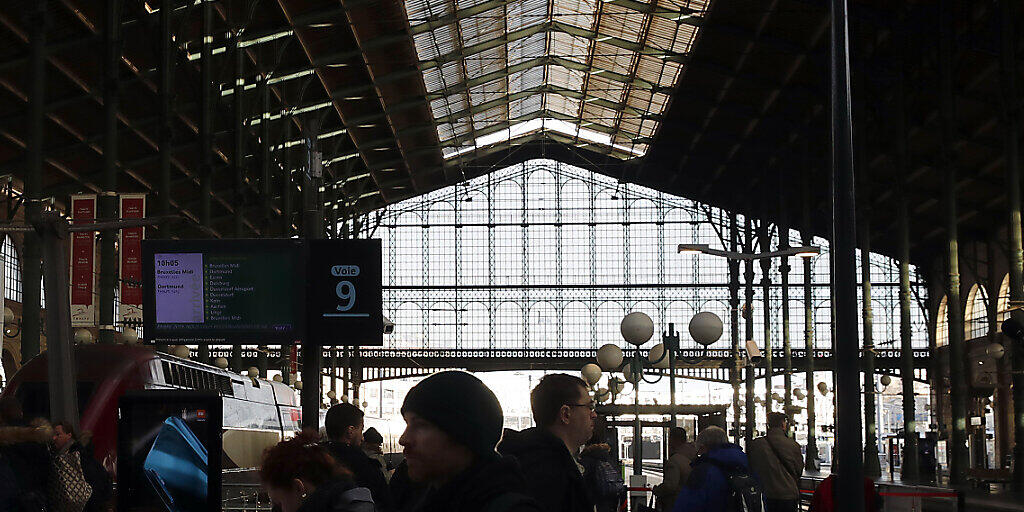 Reisende warten auf einen Zug am Samstag im Pariser  Gare du Nord. Wegen Streiks war der Verkehr erneut stark behindert.