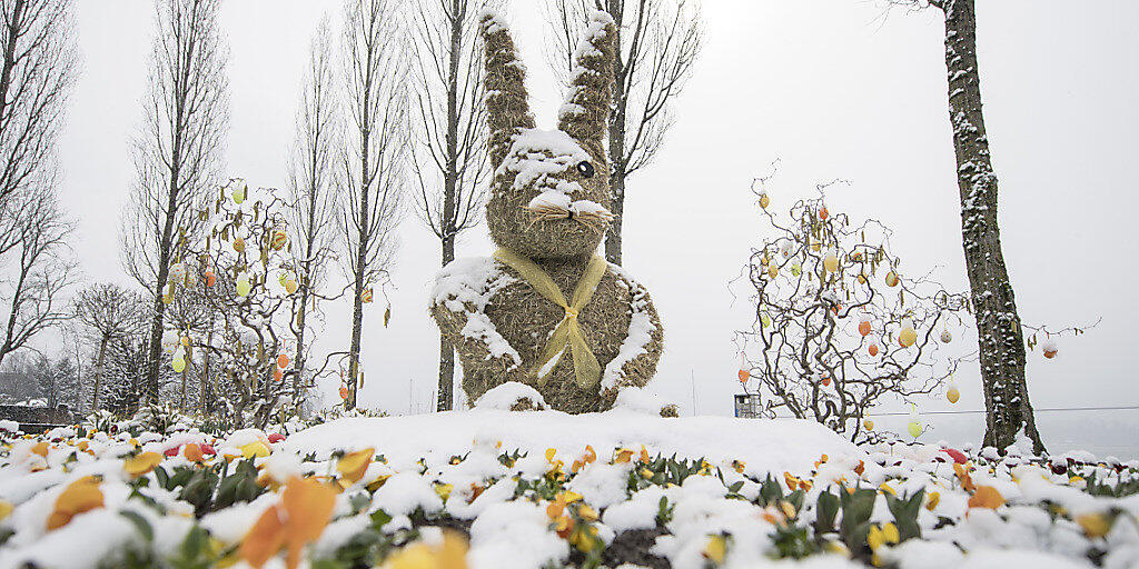 Auch der Stroh-Osterhase am Carl-Spitteler-Quai in Luzern muss noch etwas auf die wärmende Frühlingssonne warten - trotz Frühlingsbeginn.