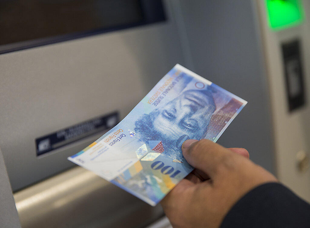 Die Lohnschere hat sich in der Schweiz zwischen 2008 und 2016 leicht geschlossen. Im Schnitt verdienen Arbeitnehmende 6502 Franken im Monat. Die Lohnschere hat sich in der Schweiz zwischen 2008 und 2016 leicht geschlossen. Im Schnitt verdienen Arbeitnehmende 6502 Franken im Monat.